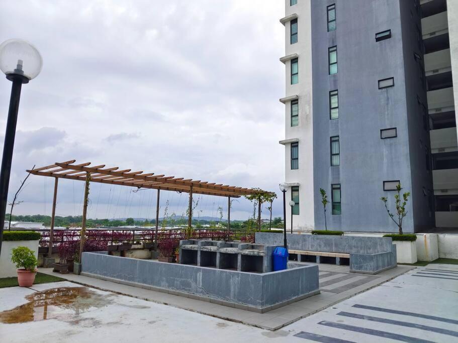 0505 The Garden Residences Wifinetflix By